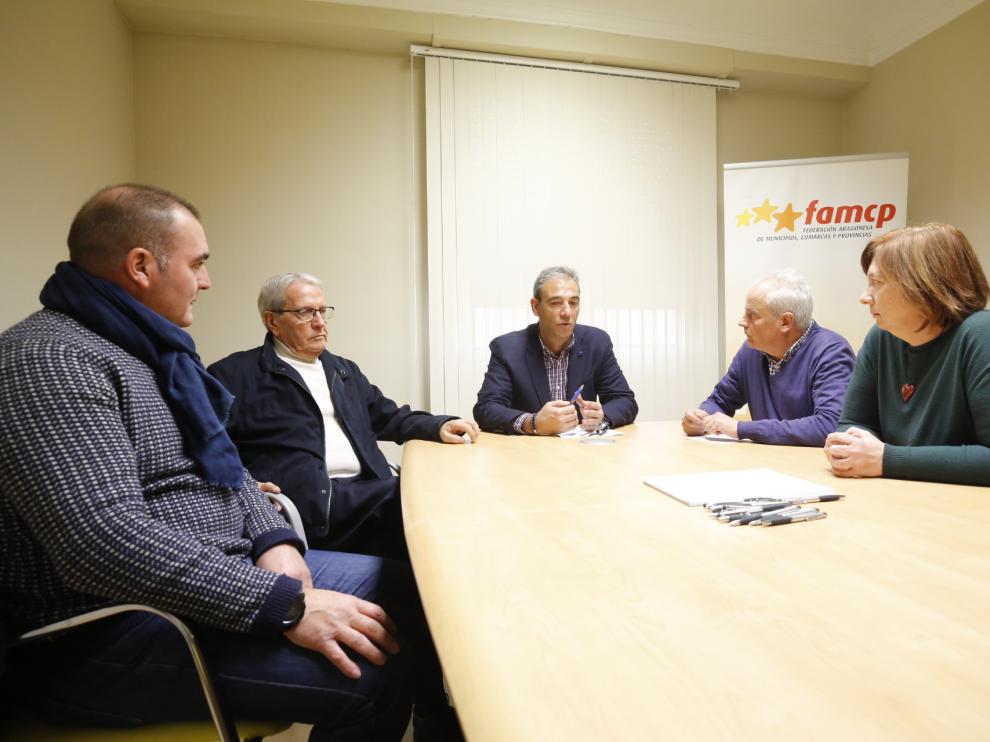 Miguel Dalmau, en el centro, junto a portavoces de distintas formaciones, en la sede de la Famcp.