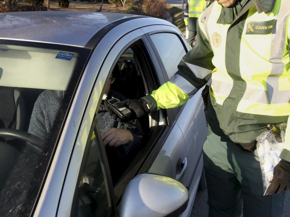 Un agente de la Guardia Civil durante un control de alcoholemia.
