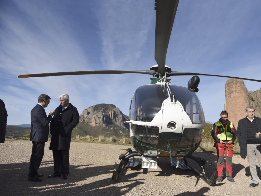 El helicóptero de la Guardia Civil, este lunes en Riglos, donde se ha hecho balance de la campaña de verano y se ha presentado la de invierno