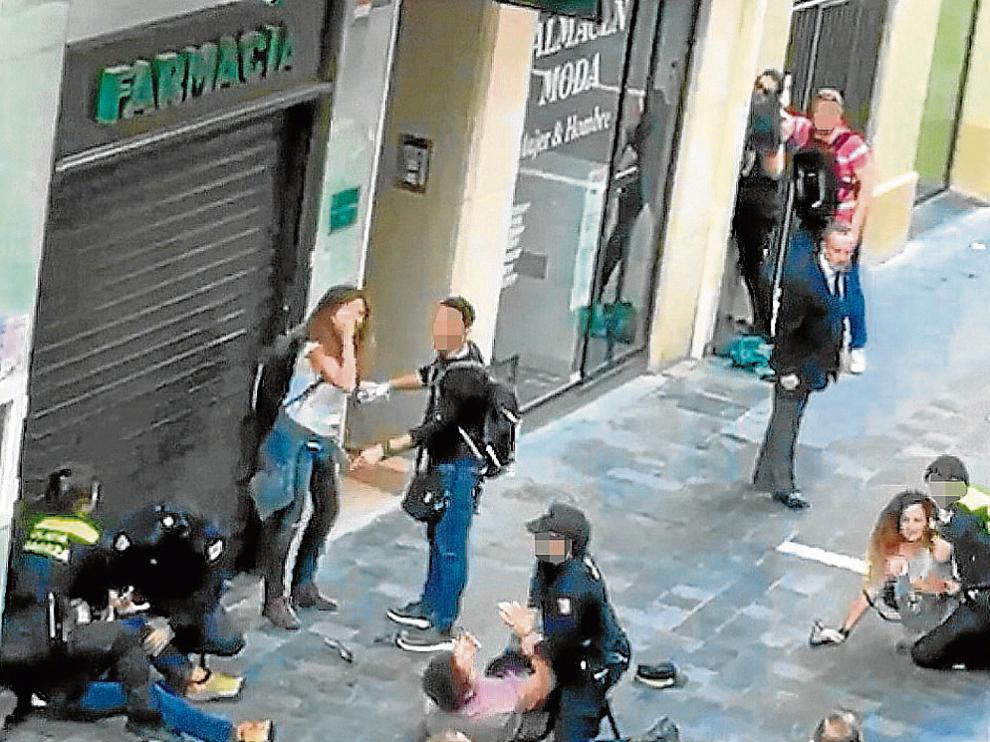 Reducida en las inmediaciones de la calle de Alfonso I. El altercado en el que estuvo involucrada la ex directora general Paula Bardavío en la foto, a la derecha durante la Ofrenda de Flores acabó con su detención, la de la de su pareja, bombero del Ayuntamiento de Zaragoza, y la de su cuñado, policía nacional.