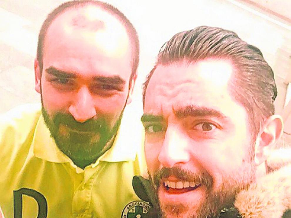 Mateo, sonriente, con un voluntario de la DYA.