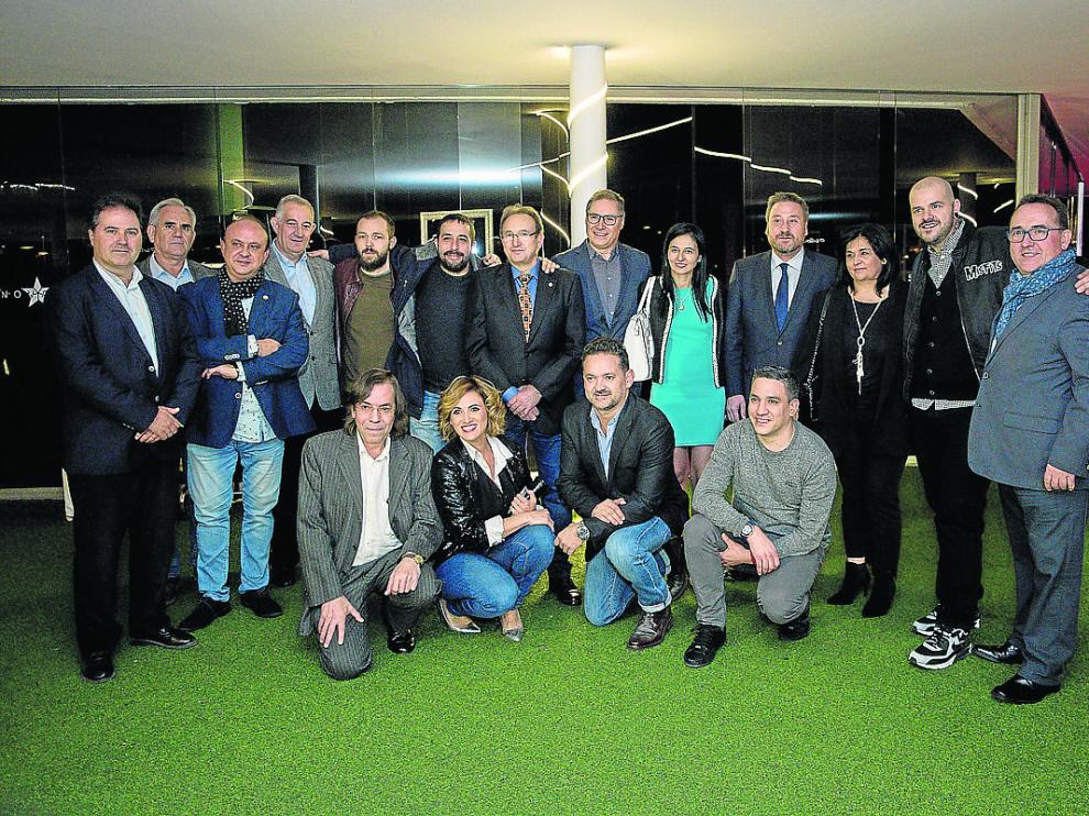 La familia de la gastronomía: cocineros, periodistas y galardonados en el restaurante Aura.