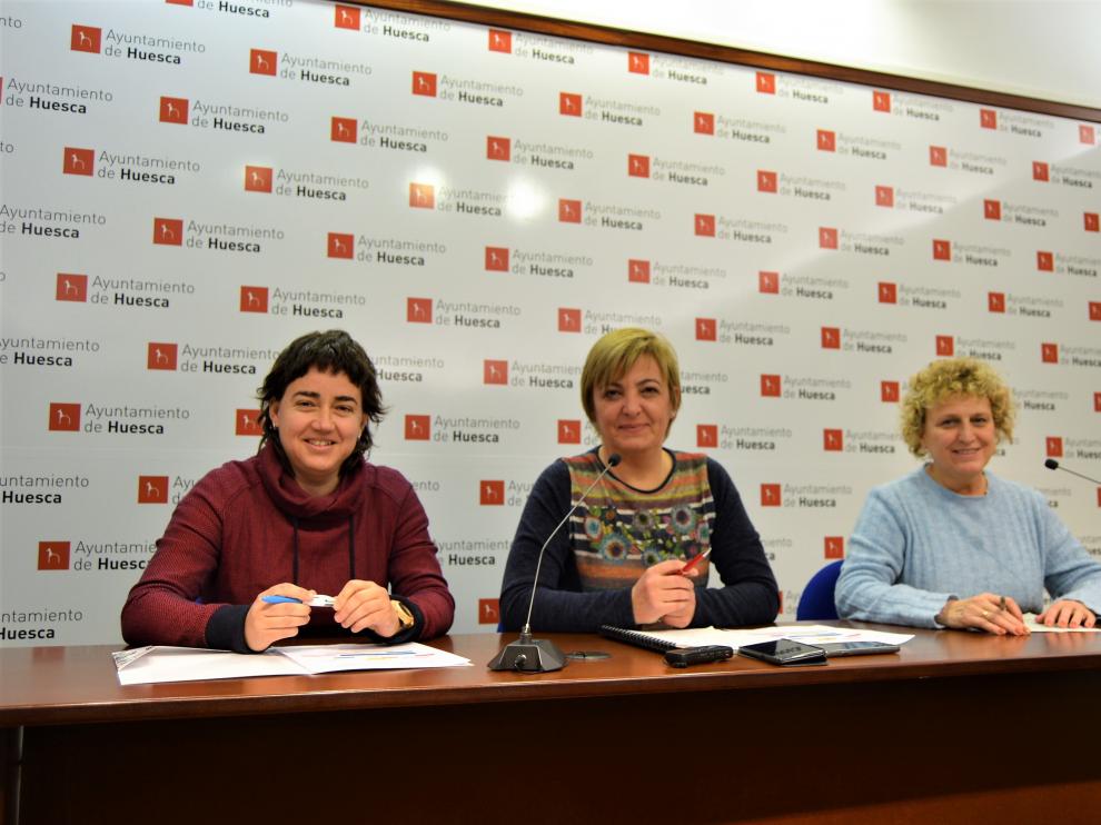 Las concejalas de Cambiar Huesca, Silvia Mellado, Pilar Novales y Carmen García