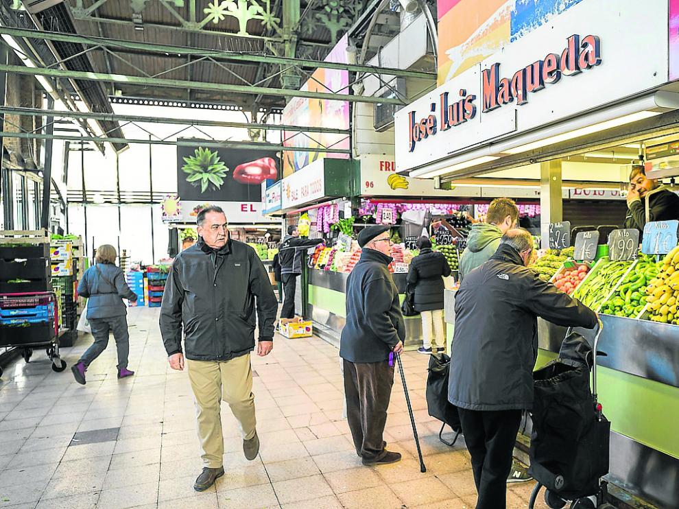 Fruterías del Mercado Central de Zaragoza, este lunes, atienden a los primeros clientes de la semana