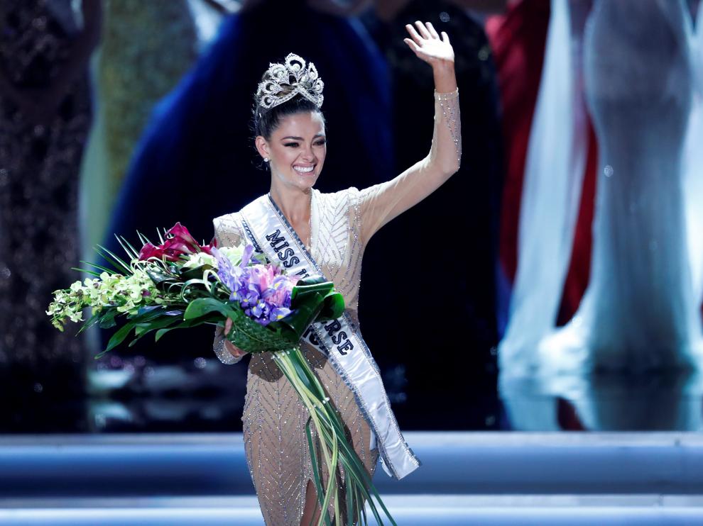 Demi-Leigh Nel-Peter de 22 años con la corona ya puesta