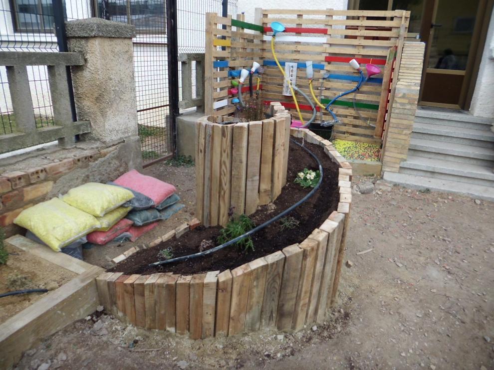 Espacios naturales en la zona de recreo de un centro educativo.