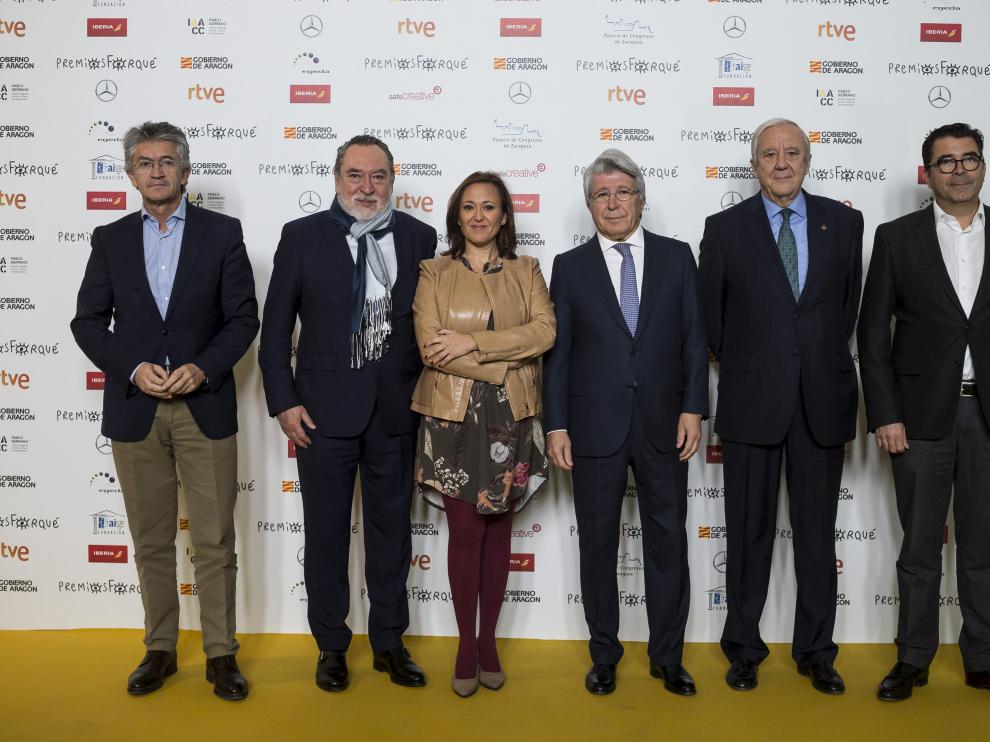 La consejera de Educación, Cultura y Deporte, Mayte Pérez, y el presidente de EGEDA, Enrique Cerezo, en el centro, junto a otros asistentes a la presentación de la gala.