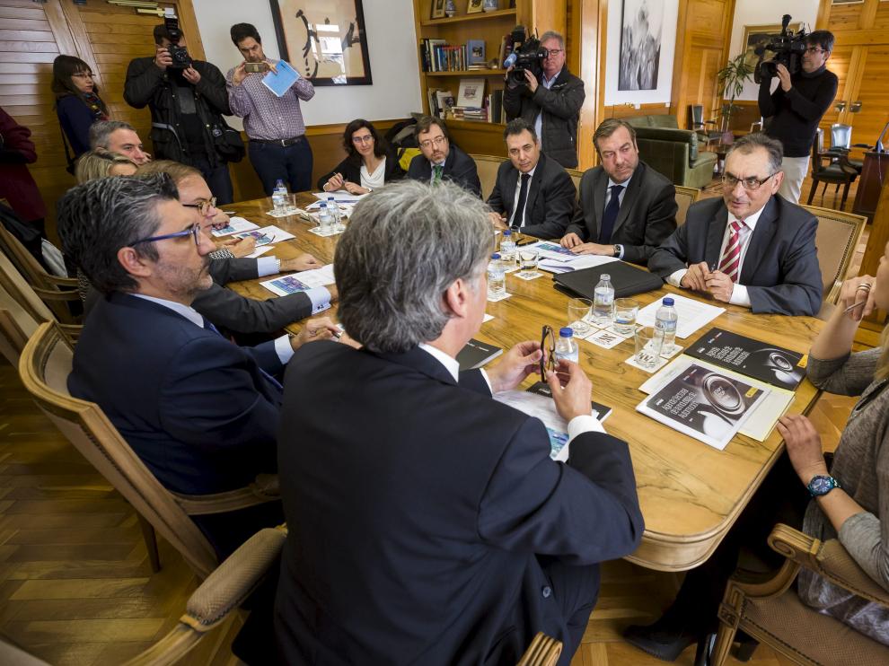 La consejera Marta Gastón en la reunión mantenida con el presidente de Anfac, Antonio Cobo y el director general de Sernauto, José Portilla, que le han presentado la Agenda sectorial de la industria de la automoción en España