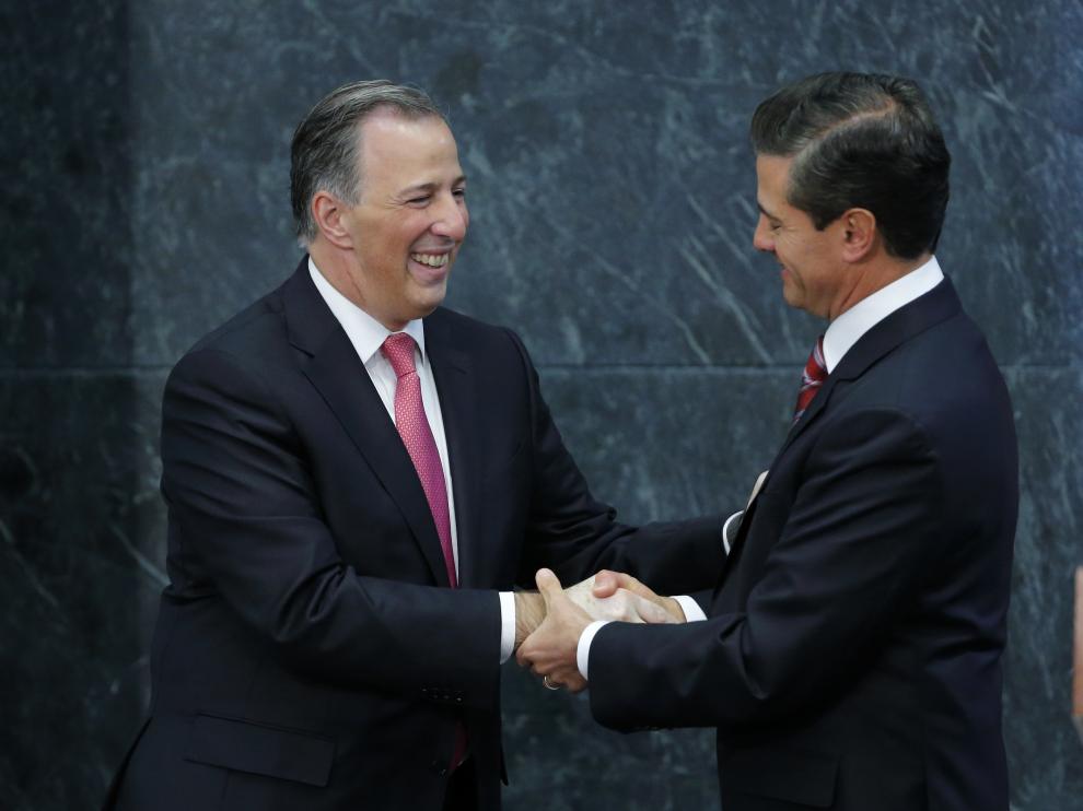 Enrique Peña Nieto saludando al ya exsecretario de Hacienda, José Antonio Meade.
