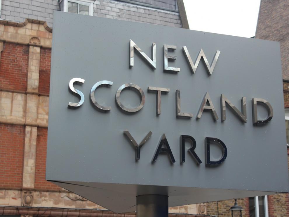 La actual sede de Scotland Yard, con su denominación oficial.