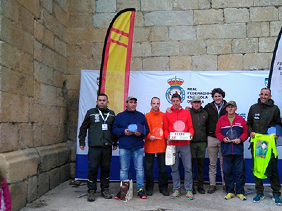 Los ganadores de las dos semifinales con el presidente de la RFEC (en el centro con pantalón claro), Ángel López Maraver.