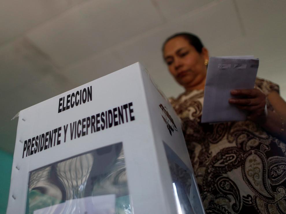 Una mujer echa su voto en una de las urnas