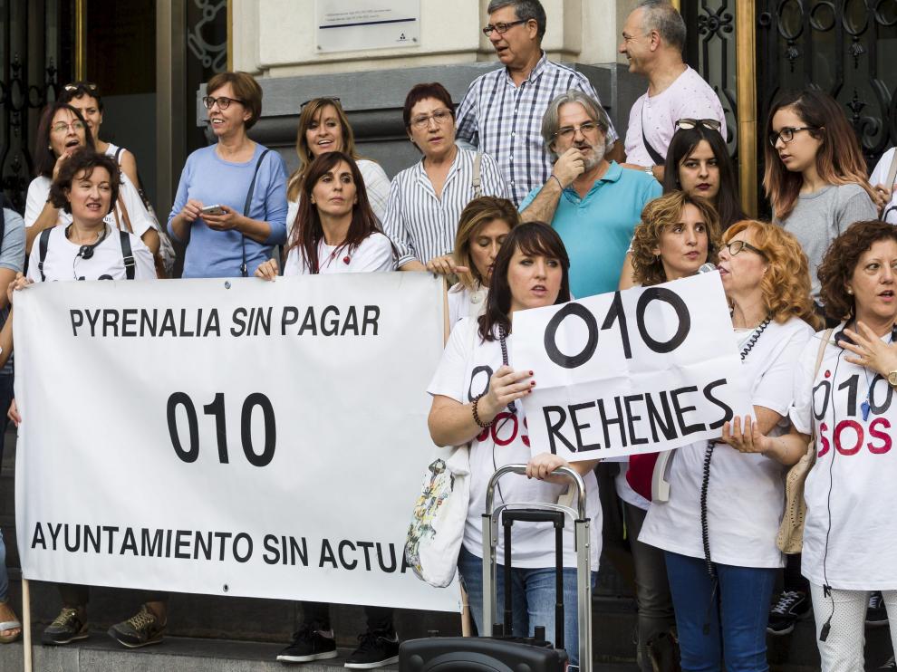 Las trabajadoras del 010 en una protesta de 2017 por los impagos de sus nóminas.