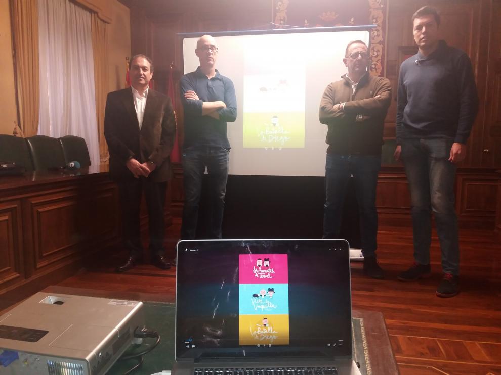 Los responsables de la empresa 'Bésame que me muero' Miguel Chover y Javier Sanz, con los concejales José Manuel Valmaña y Javier Domingo, al presentar la aplicación.