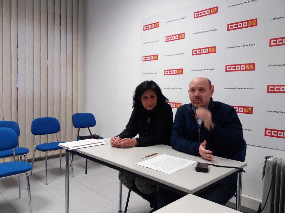 El secretario general de CC. OO. Aragón, Manuel Pina, este martes en Teruel con la secretaria provincial, PIlar Buj