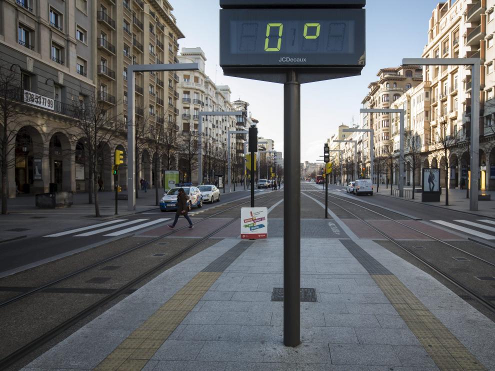 Foto de archivo de un termómetro marcando cero grados en Zaragoza.