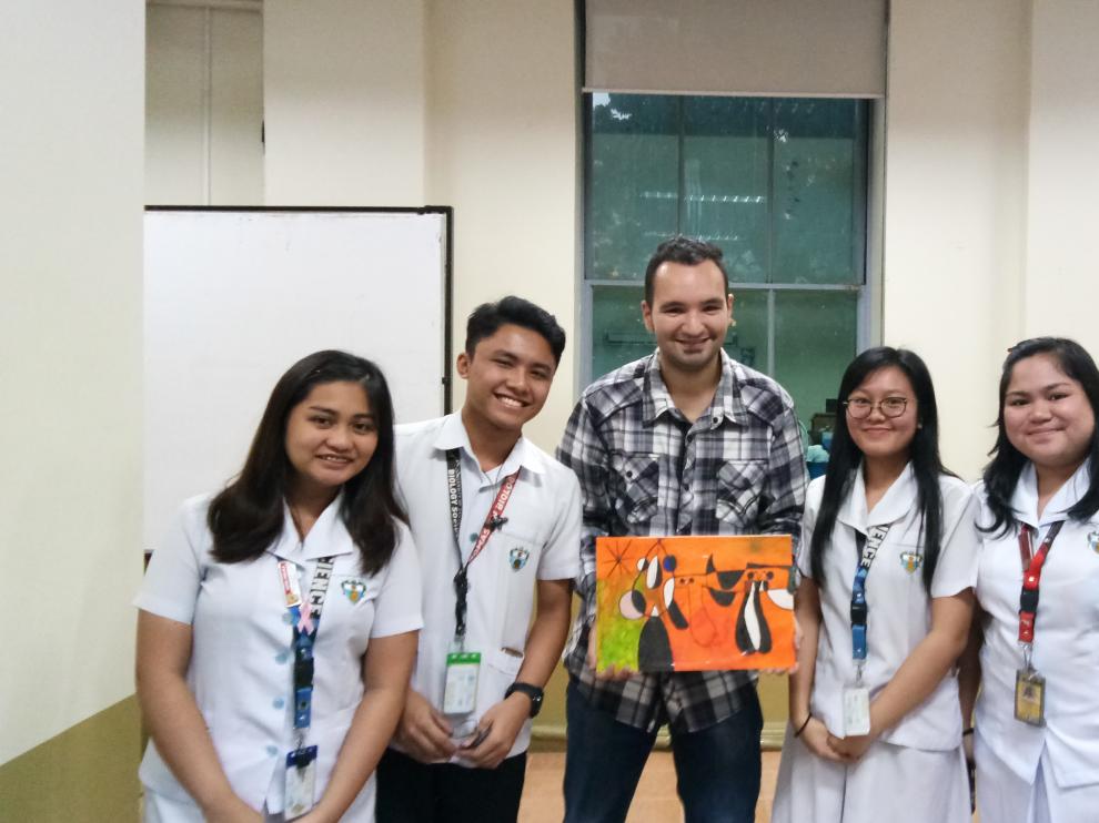 Marco Antonio, junto a algunos de sus alumnos en la Universidad Santo Tomás de Manila.
