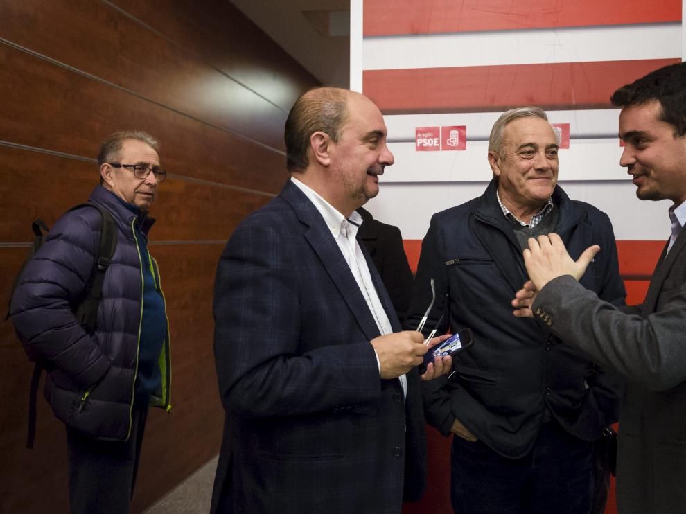 Lambán, junto a Fernando Gimeno, Javier Sada y Darío Villagrasa, en la sede del PSOE