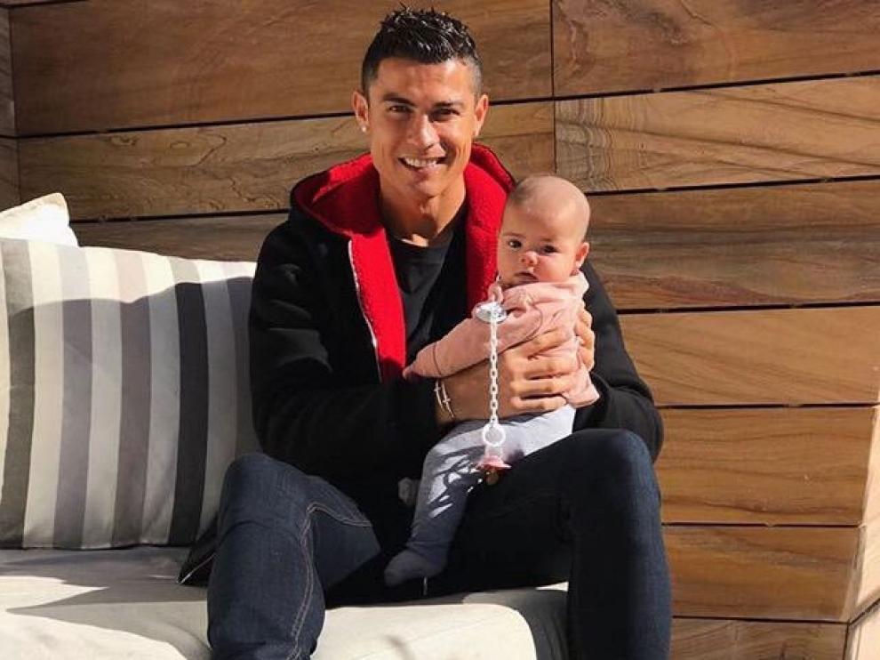 Cristinano Ronaldo posa con su hija Alana