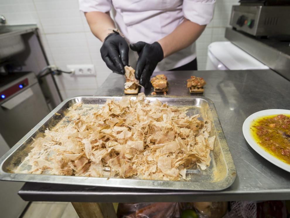El bonito seco ahumado japonés o katsuobushi, ingrediente de la tapa.