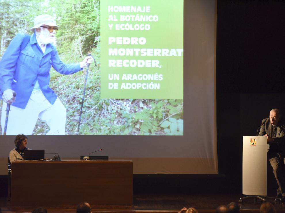 Uno de los hijos de Pedro Montserrat, Josep María, durante su intervención en el homenaje que recibió su padre en la Diputación de Huesca.