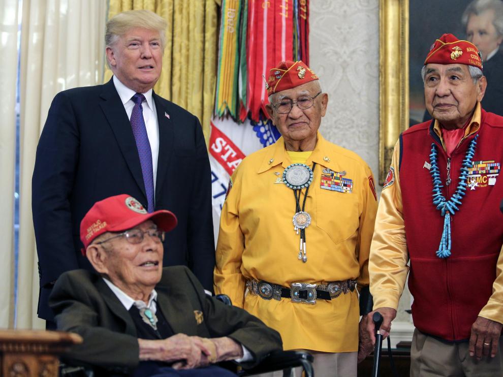 El presidente en el acto con los indígenas navajos