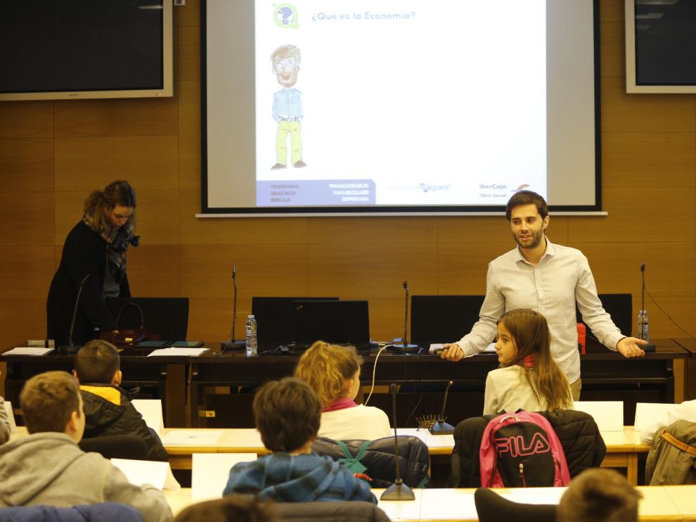 Alumnos de Primaria participan en uno de los talleres organizados por la Obra Social de la Fundación Ibercaja