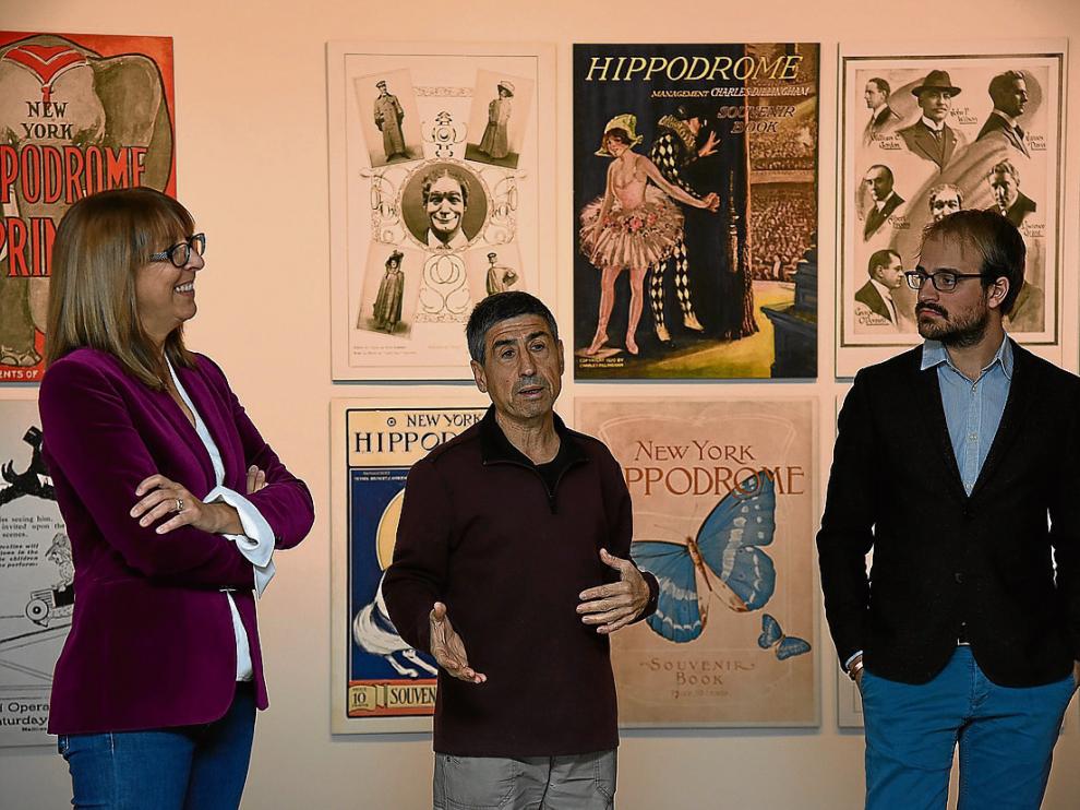 La diputada Berta Fernández, junto a los dos comisarios de la muestra, Jesús Bosque y Víctor Casanova.