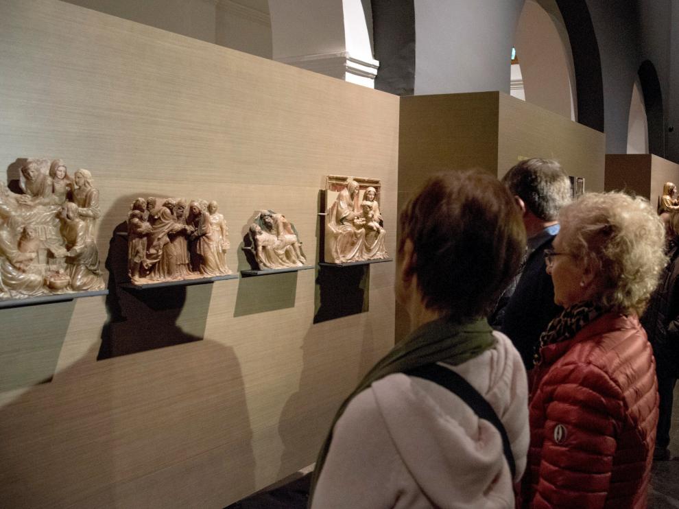 Varios visitantes admirando las obras de Sijena expuestas en el Museo de Lérida.
