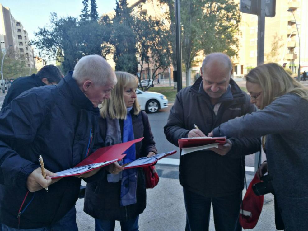 Los vecinos de La Almozara, apuntando las coordenadas de uno de los puntos conflictivos de sus rutas amigables