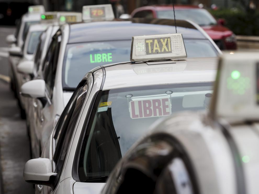 Varios taxis zaragozanos en una imagen de archivo.