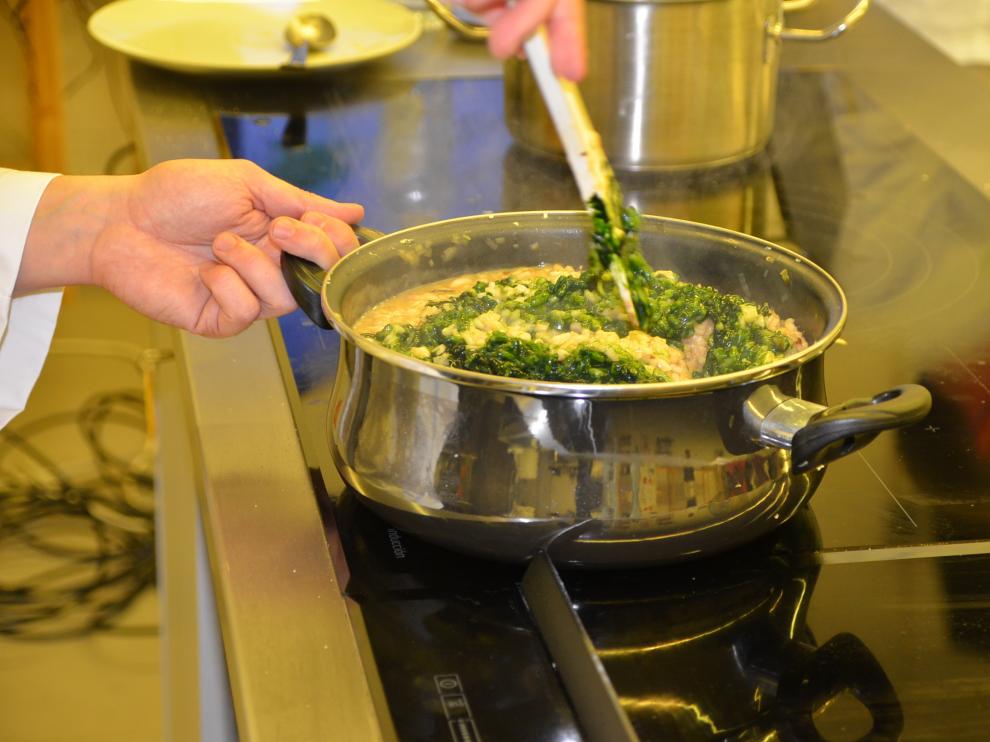 Preparación de un arroz con plancton durante el taller que ofreció Ángel Palomar.