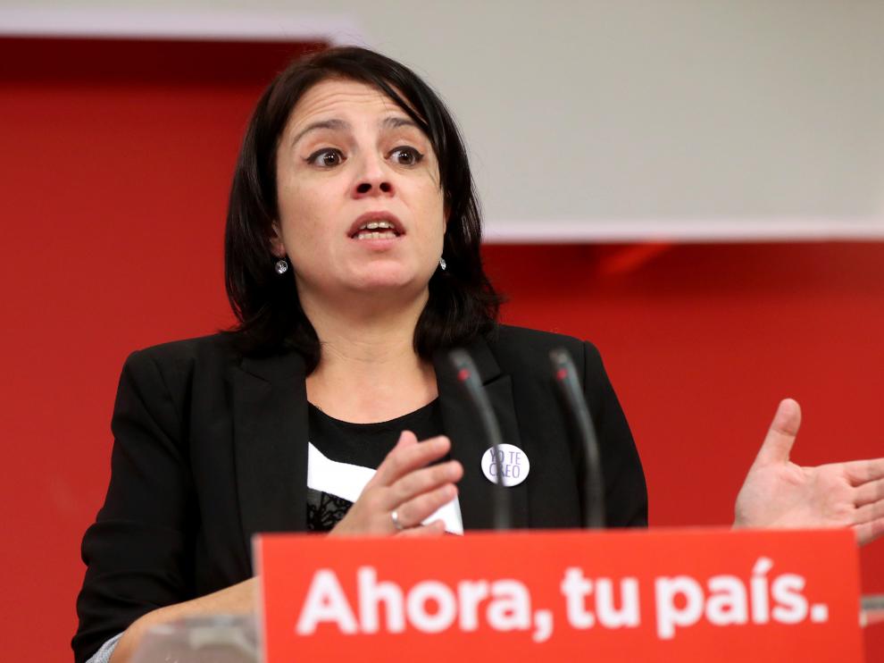 Adriana Lastra durante la rueda de prensa que ha ofrecido este martes en la sede de Ferraz.
