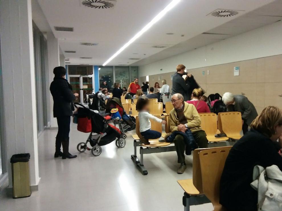 Decenas de pacientes (con y sin cita previa) esperaban a ser atendidos a las 18.30 de este martes en el Centro de Salud de Valdespartera.