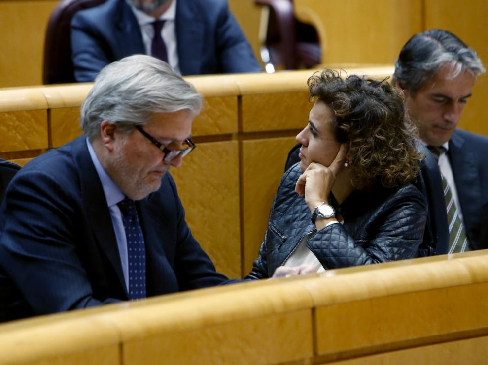 El ministro de Cultura y ministro Portavoz, Iñigo Méndez de Vigo, la ministra de Sanidad Dolors Montserrat, y el ministro de Fomento Iñigo de la Serna (d), durante la sesión de control al Gobierno en la Cámara Alta.