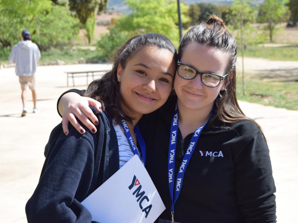 Jóvenes participantes en actividades de YMCA.