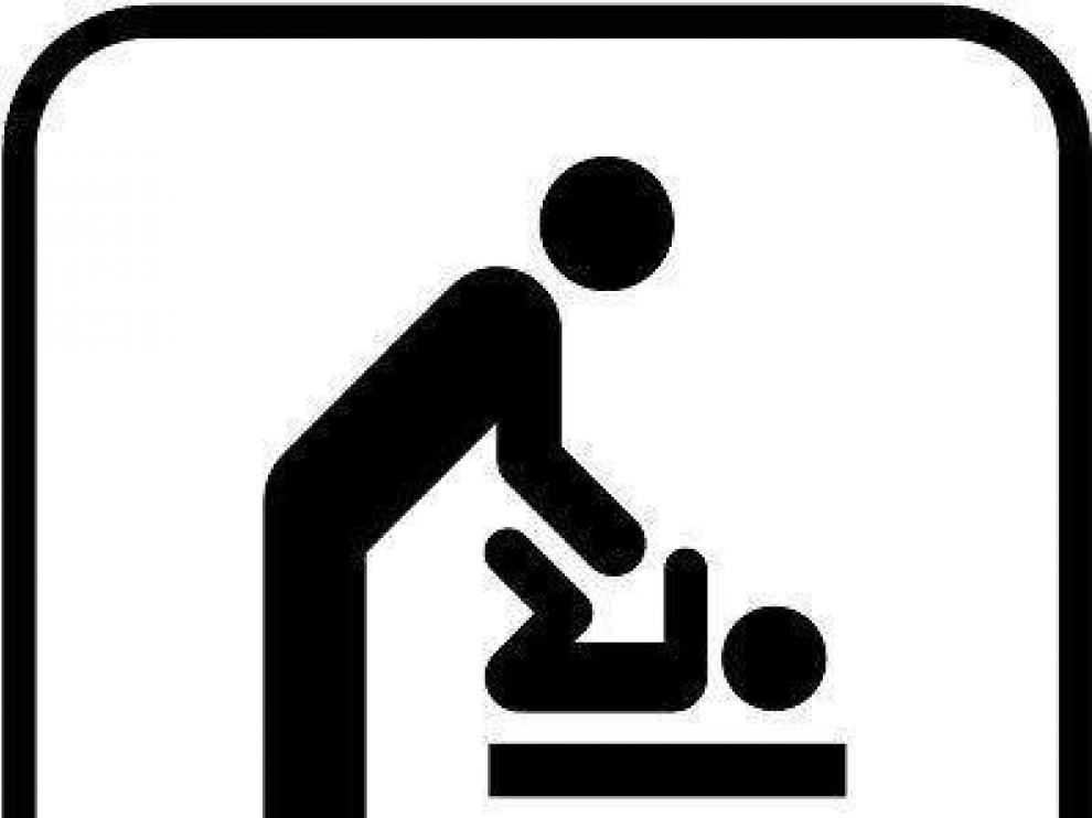 Cambiar a los bebés, también en los baños masculinos