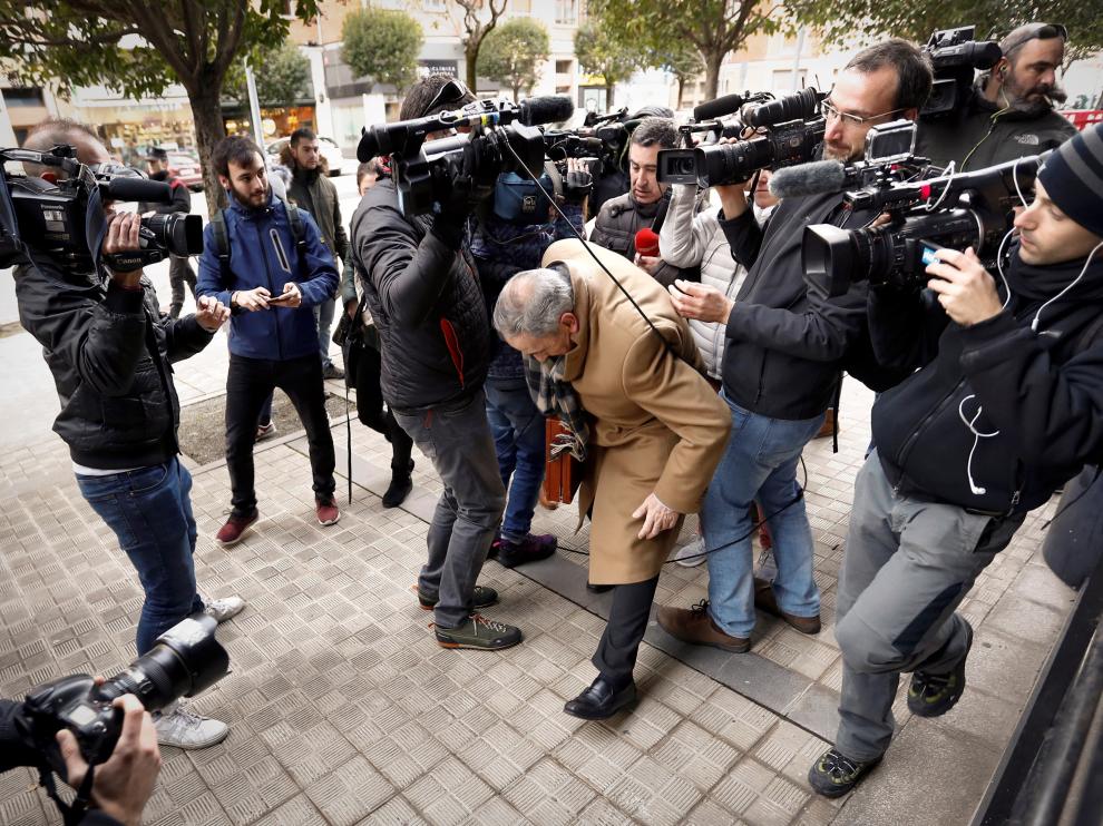 El abogado de la joven que denunció a los cinco de 'La Manada', a su llegada a la audiencia de Pamplona.