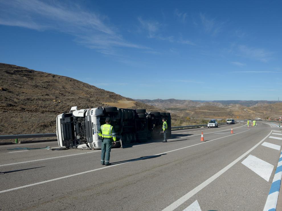 Un camión volcó hace dos semanas en la N-420 cerca del lugar del accidente de Cañada Vellida.