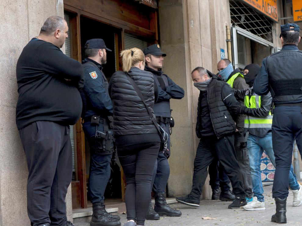 Miembros de los Mossos y la Policía Nacional en otra operación contra el crimen organizado georgiano en Barcelona