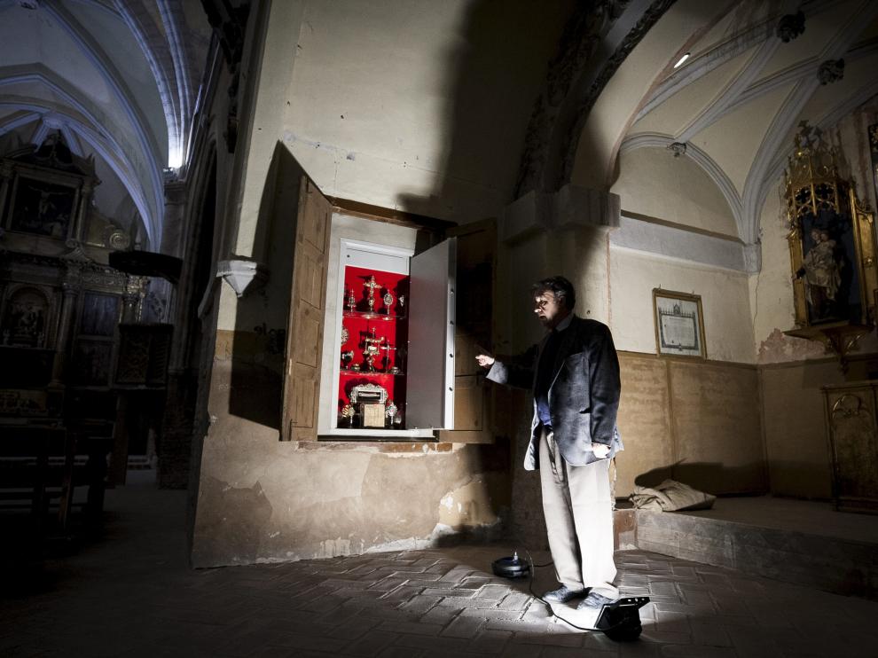Manuel Gracia señala las Santas Reliquias conservadas en la iglesia de San Miguel.