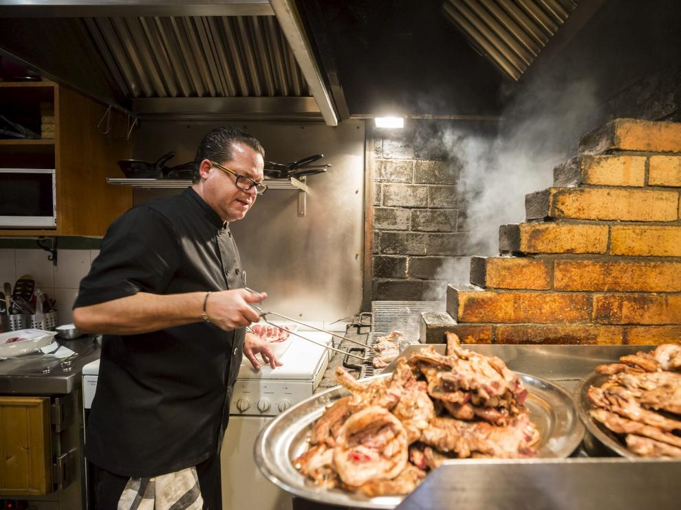 Carlos Gilarte, asando carne en la brasa de Los Gigantes.
