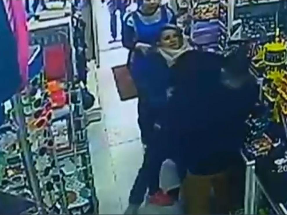 Imágenes captadas por las cámaras de seguridad de la tienda.