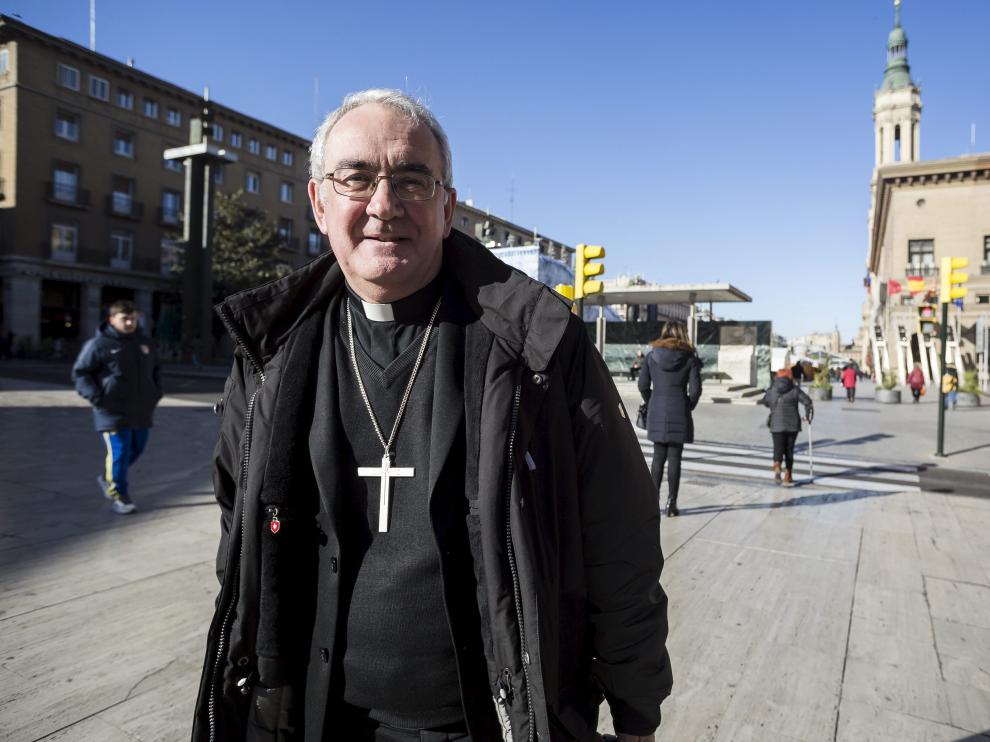 El obispo de Barbastro-Monzón, Ángel J. Pérez Pueyo, ayer en la plaza del Pilar.