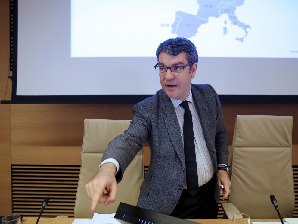 Álvaro Nadal a su llegada a la comparecencia del Congreso.