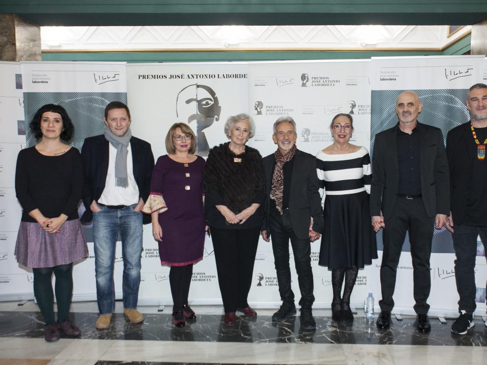 Paloma Lafuente, Ignacio Martínez de Pisón, Josefina Musulén, Juana de Grandes, Víctor Ullate, Luisa Gavasa, Miguel Mena y Kase O, en el vestíbulo del Teatro Principal.