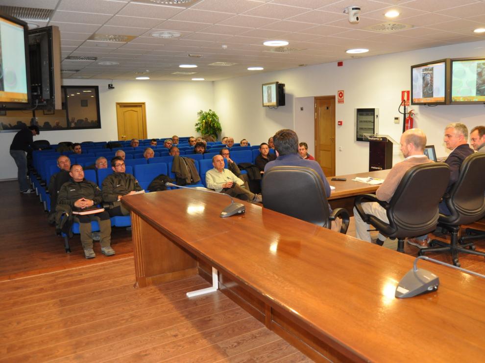 Reunión celebrada en Valderrobres para analizar cómo se afronta la epidemia de sarna que afecta a la cabra montés de Los Puertos de Beceite.