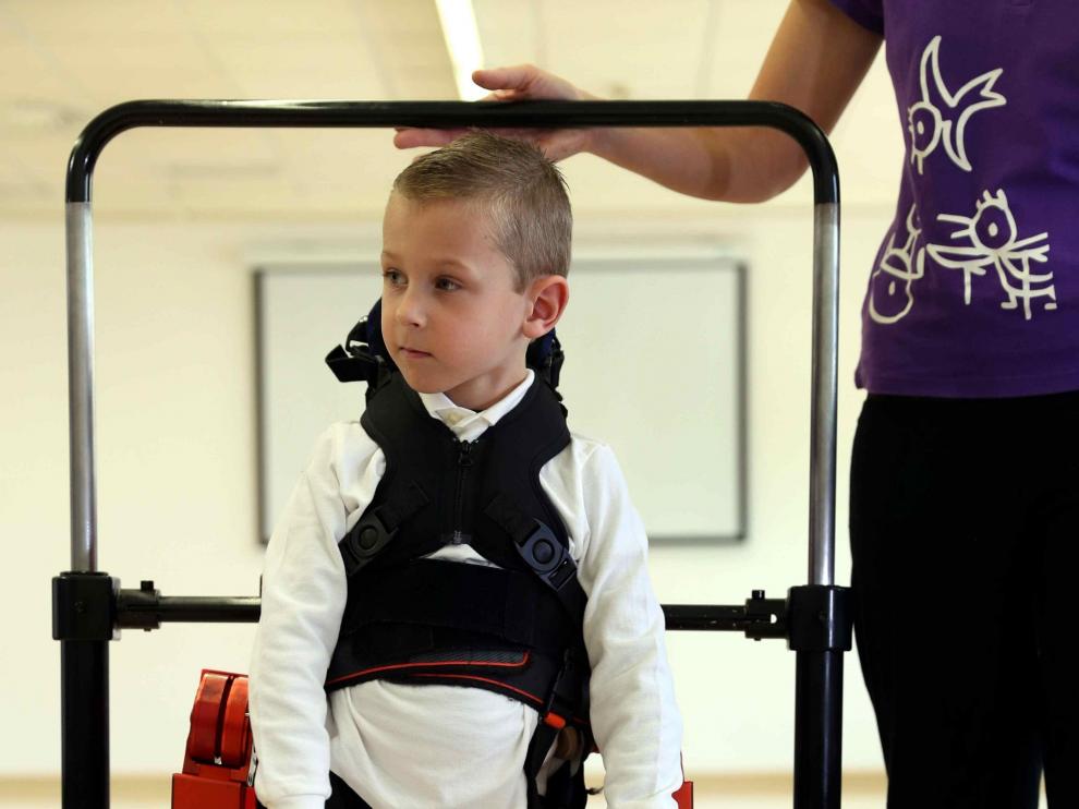 Presentan el primer exoesqueleto portable para terapias en niños con atrofias musculares