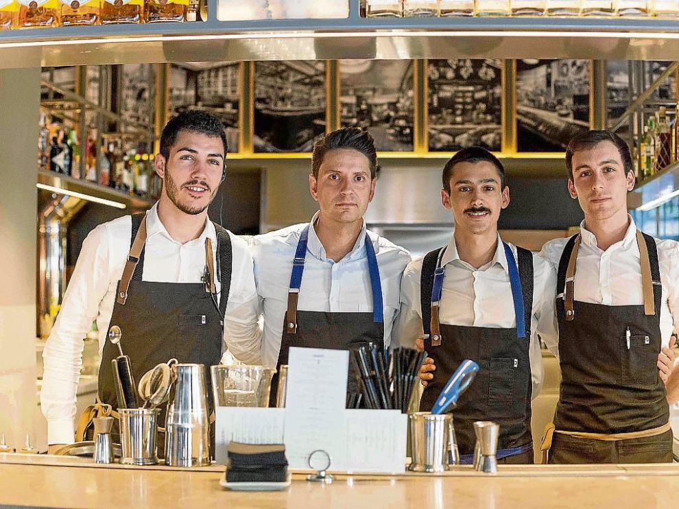 Rubén Frago, Óscar Magín, Pepe Gazo y Sergio Gracia, en la barra del Garbo Gentlebar.