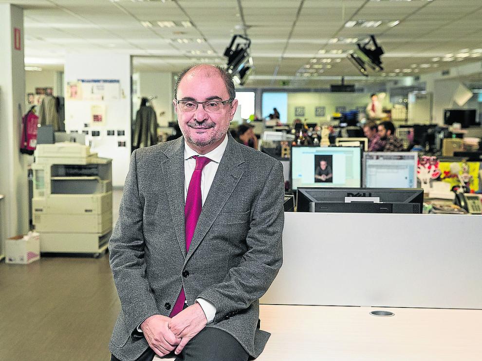 El presidente de Aragón, Javier Lambán, ayer en la redacción del periódico '20minutos"